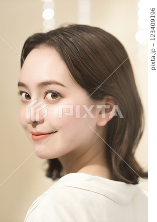 セミロングの若い女性のビューティイメージ 123409196