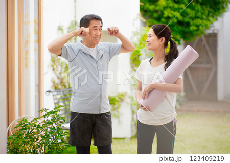 スポーツウエアで会話する笑顔のシニア夫婦 123409219