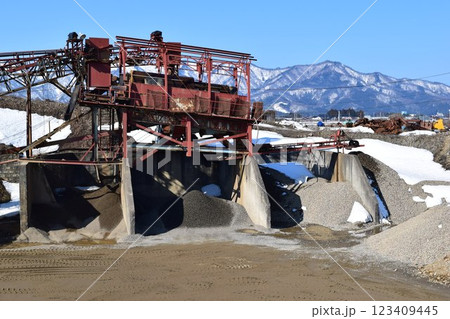 砕石工場 建設資材の生産現場 123409445