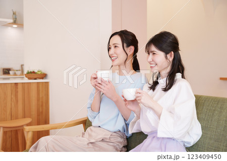 女子会をするミドル女性 女子会をするミドル女性 123409450