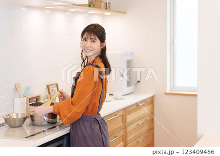 キッチンで料理する女性 123409486