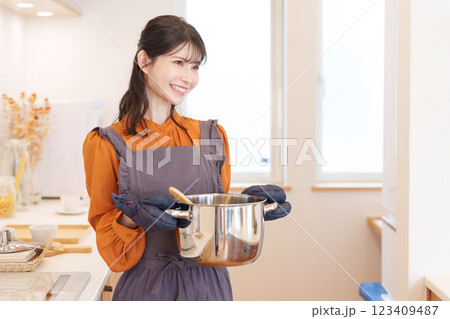 キッチンで料理する女性 123409487