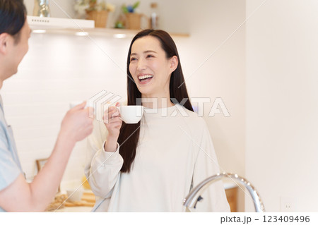 朝キッチンでコーヒーを飲む夫婦 朝キッチンでコーヒーを飲む夫婦 123409496