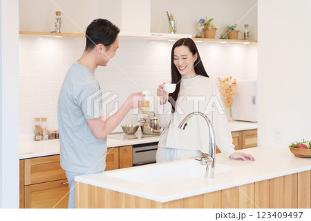 朝キッチンでコーヒーを飲む夫婦 123409497