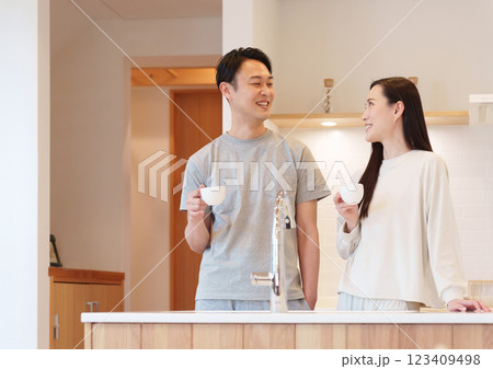 朝キッチンでコーヒーを飲む夫婦 123409498