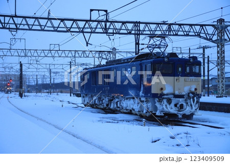 極寒の柏崎駅に停車中のEF64-1051号機信越カッター(霜取り列車)_2025/2/9撮影 極寒の柏崎駅に停車中のEF64-1051号機信越カッター(霜取り列車)_2025/2/9撮影 123409509