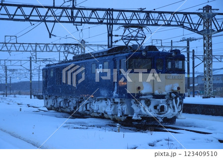 極寒の柏崎駅に停車中のEF64-1051号機信越カッター(霜取り列車)_2025/2/9撮影 極寒の柏崎駅に停車中のEF64-1051号機信越カッター(霜取り列車)_2025/2/9撮影 123409510