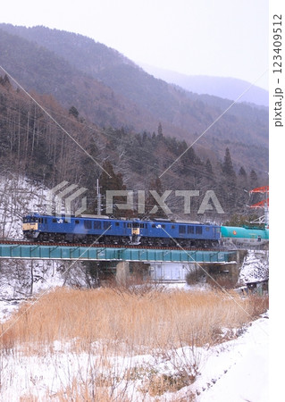 冬の木曽路を力強く力走するEF64重連の貨物列車(8084レ)_2025/2/8撮影 123409512