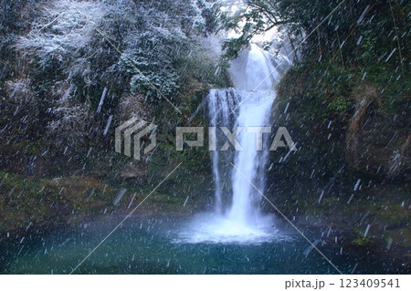 雪降る慈恩の滝（大分県玖珠町） 123409541