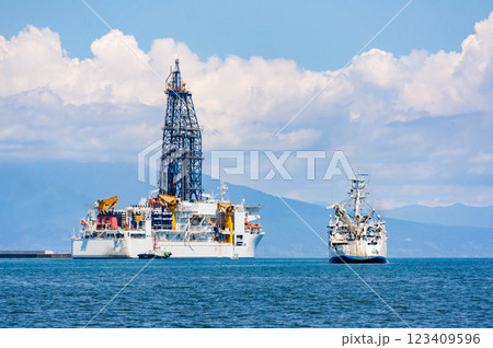 海洋掘削船とケーブル敷設船 123409596