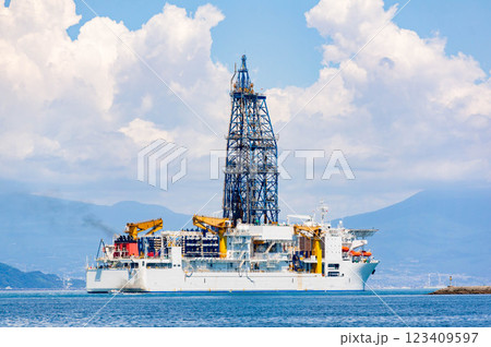 港を出る海洋掘削船 123409597