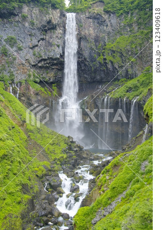 夏の日光華厳滝 123409618