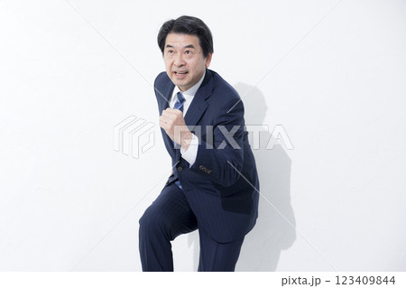 走るビジネスマン 走るビジネスマン 123409844