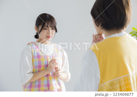 笑顔の若い保育士 123409877