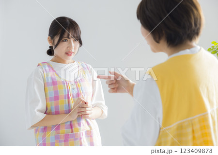 笑顔の若い保育士 123409878