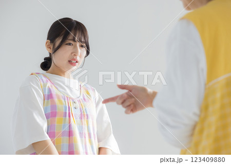 エプロンをつけて話す女性　　 123409880