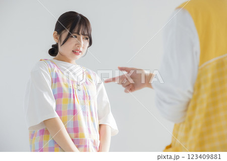 エプロンをつけて話す女性　　 123409881