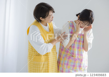 笑顔の若い保育士 123409883