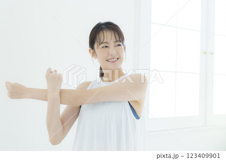 ストレッチをする女性 123409901