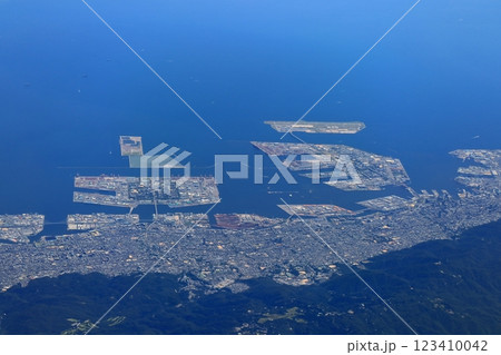 【兵庫県】空から見た神戸市街地 123410042