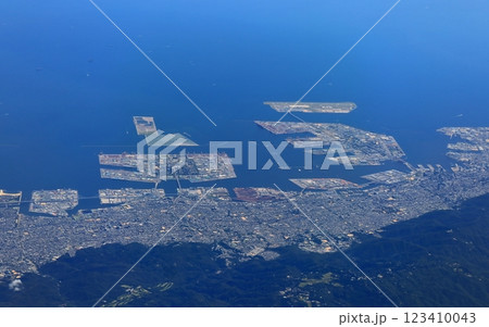 【兵庫県】空から見た神戸市街地 【兵庫県】空から見た神戸市街地 123410043