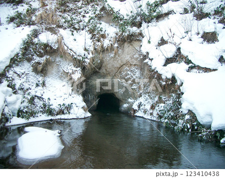 福島県会津若松市の飯盛山の戸の口堰洞穴 123410438