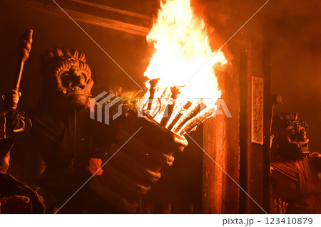 念佛寺　 陀々堂　夜の鬼走り　母鬼と子鬼 123410879