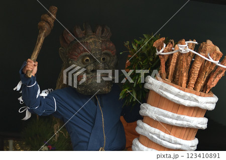 念佛寺　 陀々堂　昼の鬼走り　母鬼　　　 123410891