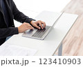パソコンで作業をする男性の手元 123410903
