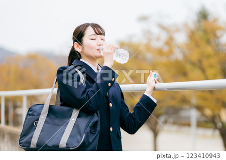 水分補給・熱中症対策する笑顔の中学生・高校生・女子高生・女子高校生 123410943