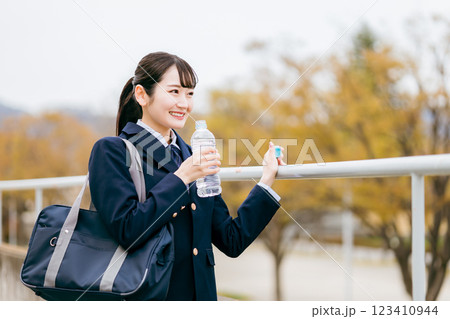 水分補給・熱中症対策する笑顔の中学生・高校生・女子高生・女子高校生 123410944