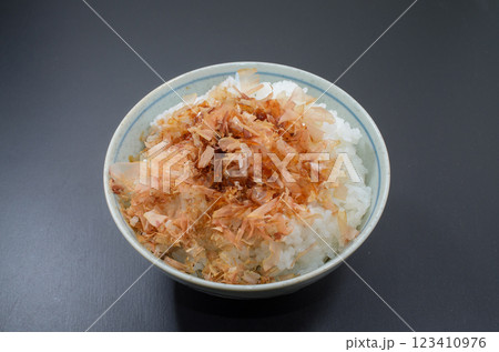 ご飯に鰹節をのせて醤油をかけた ご飯に鰹節をのせて醤油をかけた 123410976