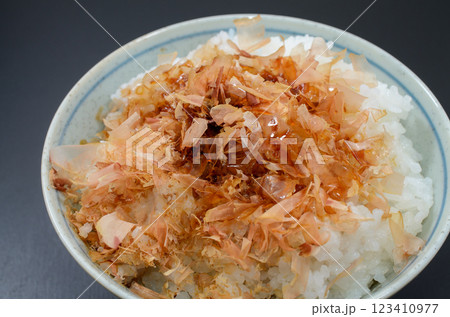 ご飯に鰹節をのせて醤油をかけた ご飯に鰹節をのせて醤油をかけた 123410977