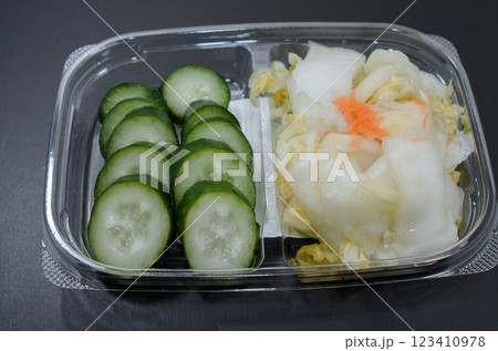 キュウリとは白菜のお漬物 キュウリとは白菜のお漬物 123410978