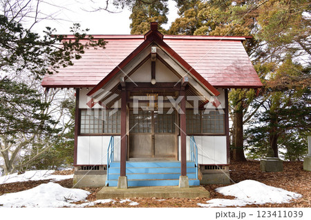 冬の北海道函館市で福田稲荷神社境内の風景を撮影 123411039