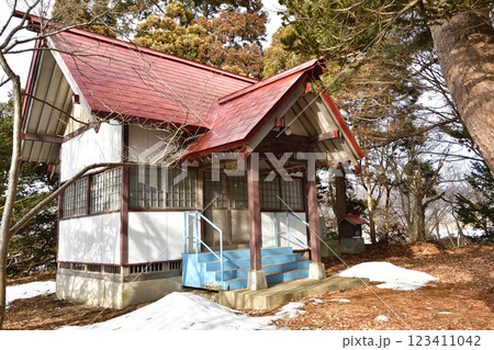 冬の北海道函館市で福田稲荷神社境内の風景を撮影 123411042