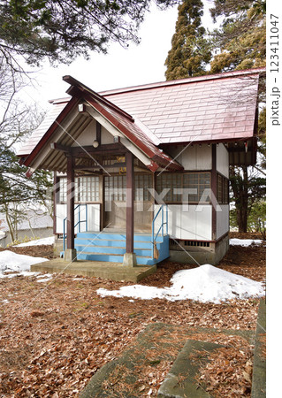 冬の北海道函館市で福田稲荷神社境内の風景を撮影 123411047