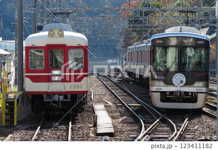神戸と有馬温泉や三田市を結ぶ神戸電鉄：1000系（デ1350形）と6000系の横並び（正面方向から） 123411182