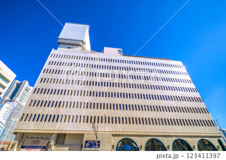 日本の横浜都市景観 桜木町駅前の複合施設「桜木町ぴおシティ」や横浜ランドマークタワーなどを望む  日本の横浜都市景観 桜木町駅前の複合施設「桜木町ぴおシティ」や横浜ランドマークタワーなどを望む  123411397