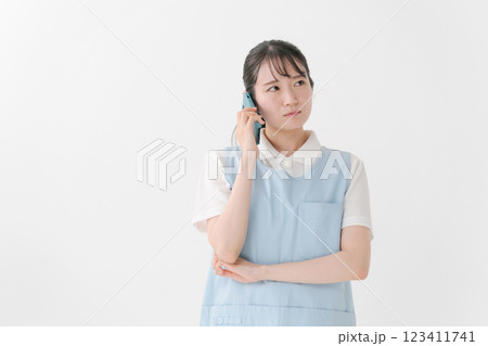 電話対応に困る介護士 123411741