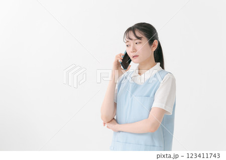 電話対応に困る介護士 123411743