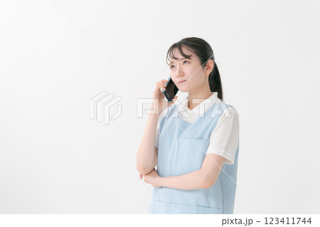電話対応に困る介護士 123411744