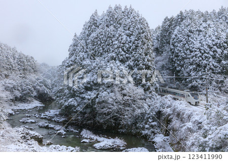 雪が積もる川代橋を福知山線の始発特急が通過する 雪が積もる川代橋を福知山線の始発特急が通過する 123411990