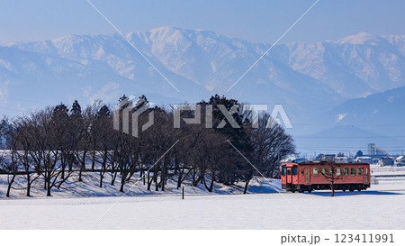 雪の荒島岳を背景に越前富田を走る越美北線の単行気動車 123411991