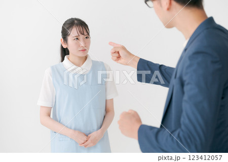 クレーマーに対応するエプロンの女性 クレーマーに対応するエプロンの女性 123412057