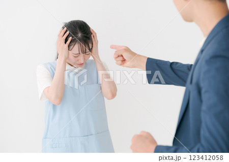 クレーマーに対応するエプロンの女性 123412058