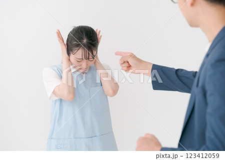 クレーマーに対応するエプロンの女性 123412059