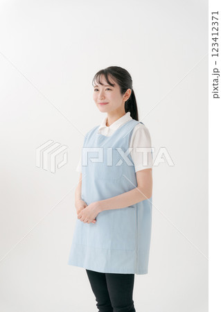 エプロンをした女性 エプロンをした女性 123412371
