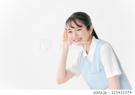 エプロンをした女性 123412374
