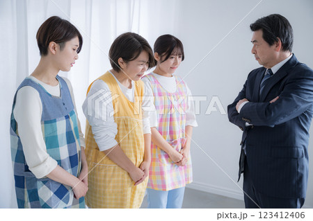 怒られる保育士や介護士のイメージ　ごめんなさい申し訳ございません 123412406